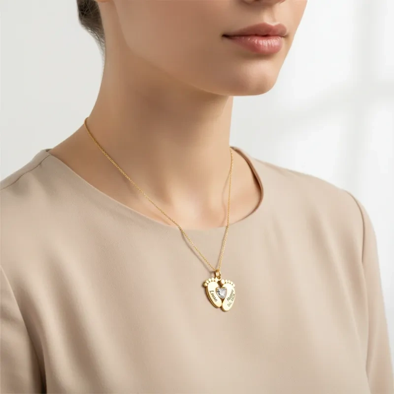 Collar con huellas de pies y circonitas cúbicas en oro de 14 quilates para mamá primeriza-2