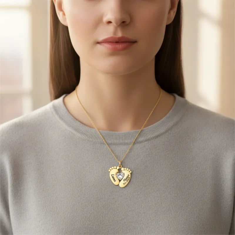 Collar con huellas de pies y circonitas cúbicas en oro de 14 quilates para mamá primeriza-3