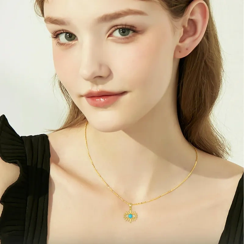 Collar con colgante de ojo malvado de turquesa y circonita cúbica en oro de 10 quilates-2