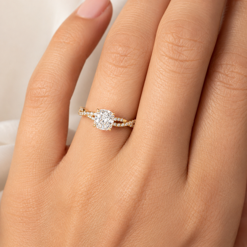 Pierścionek zaręczynowy ze srebra próby 925 z żółtym złotem i diamentami w szlifie poduszkowym, laboratoryjnie hodowanymi, z kamieniem bocznym-2