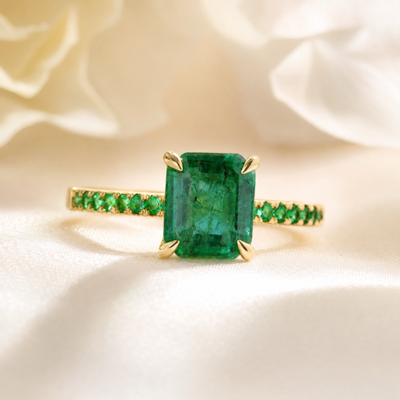 Anillo de compromiso de oro de 10 quilates con moissanita talla esmeralda y piedra lateral de esmeralda.-5