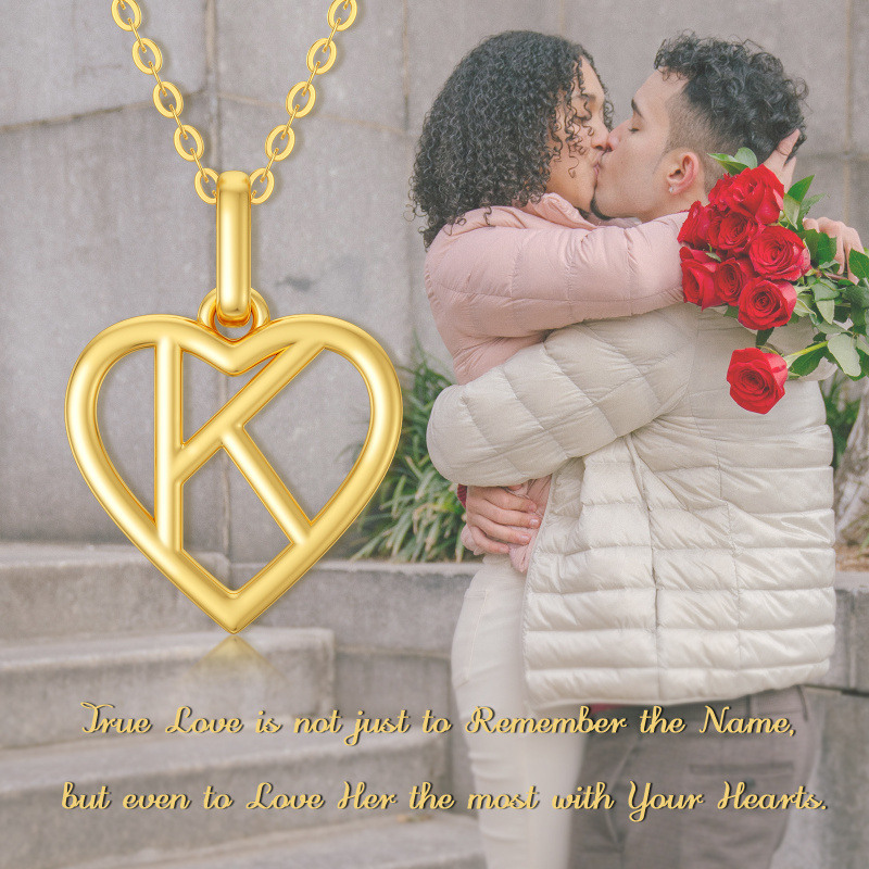 Collar con colgante de corazón de oro de 10 quilates con la letra inicial K-3