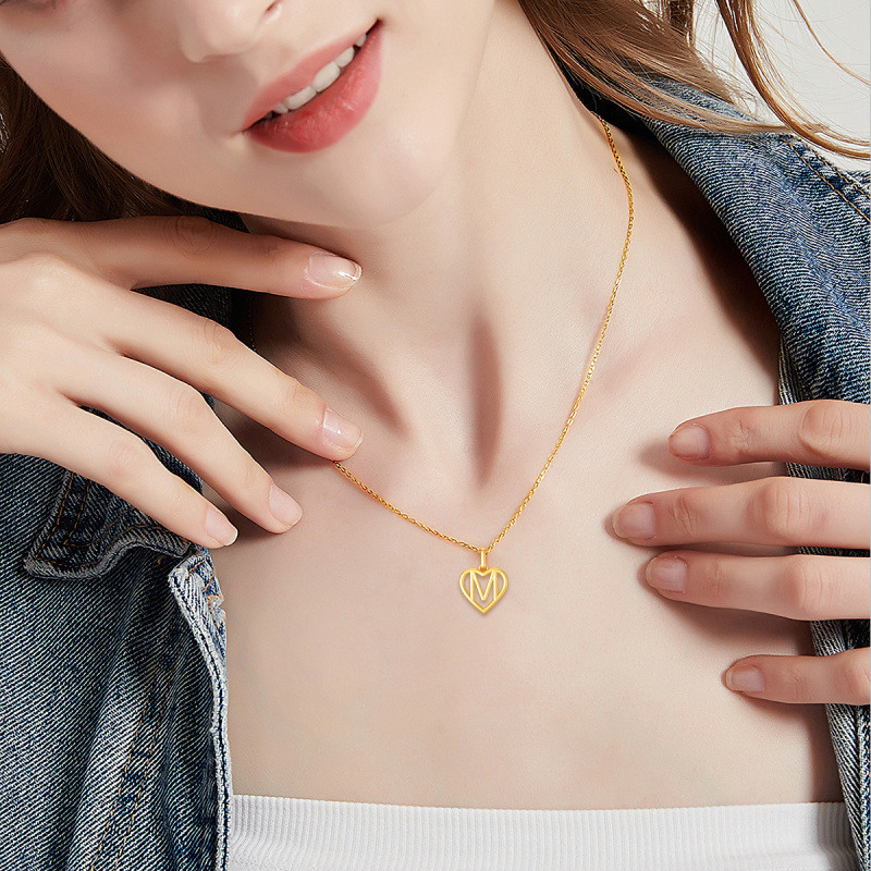 Collar con colgante de corazón de oro de 18 quilates con la letra inicial M-2