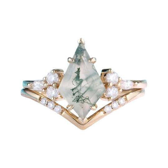Anillo de compromiso de plata de ley con ágata musgosa bañada en oro amarillo y grabado personalizado.