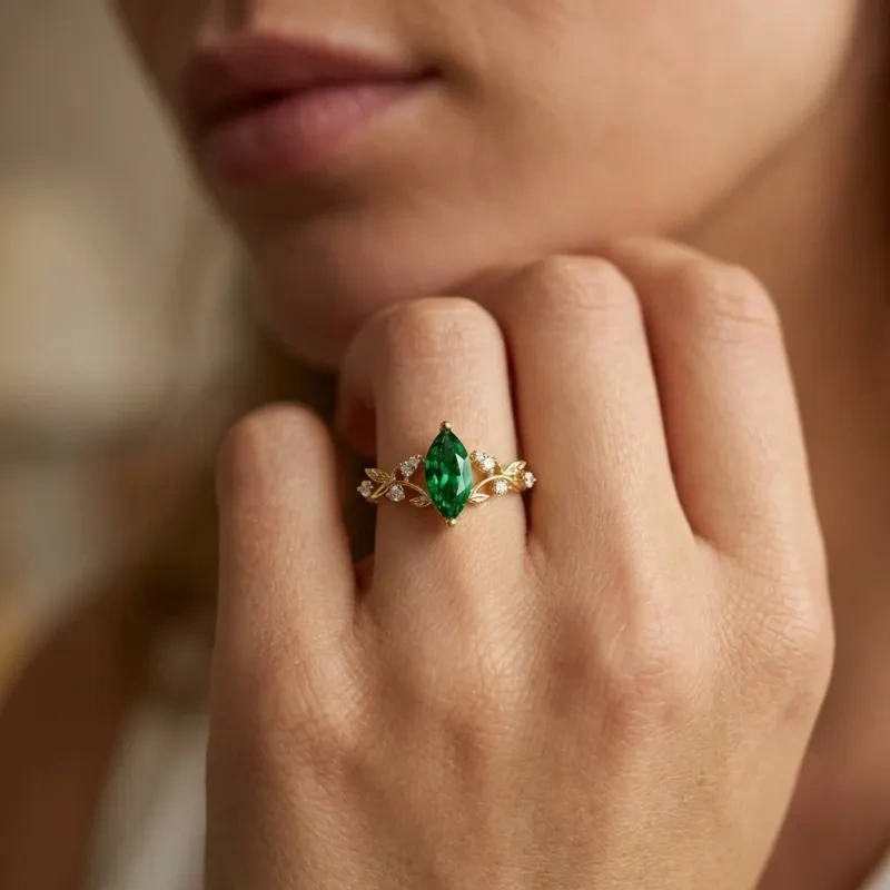 Anillo de compromiso de oro de 10 quilates con esmeralda talla marquesa cultivada en laboratorio y diamante cultivado en laboratorio, inspirado en la naturaleza.-2