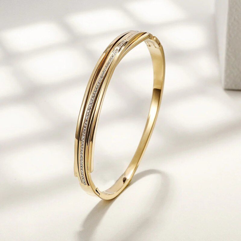 Brazalete Plano Intertwined CZ de Oro 14K con Moissanita-3