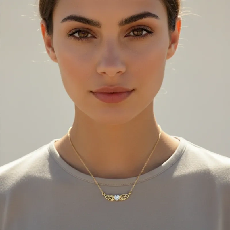 Collar con colgante de moissanita y alas de ángel en oro blanco de 10 quilates-2