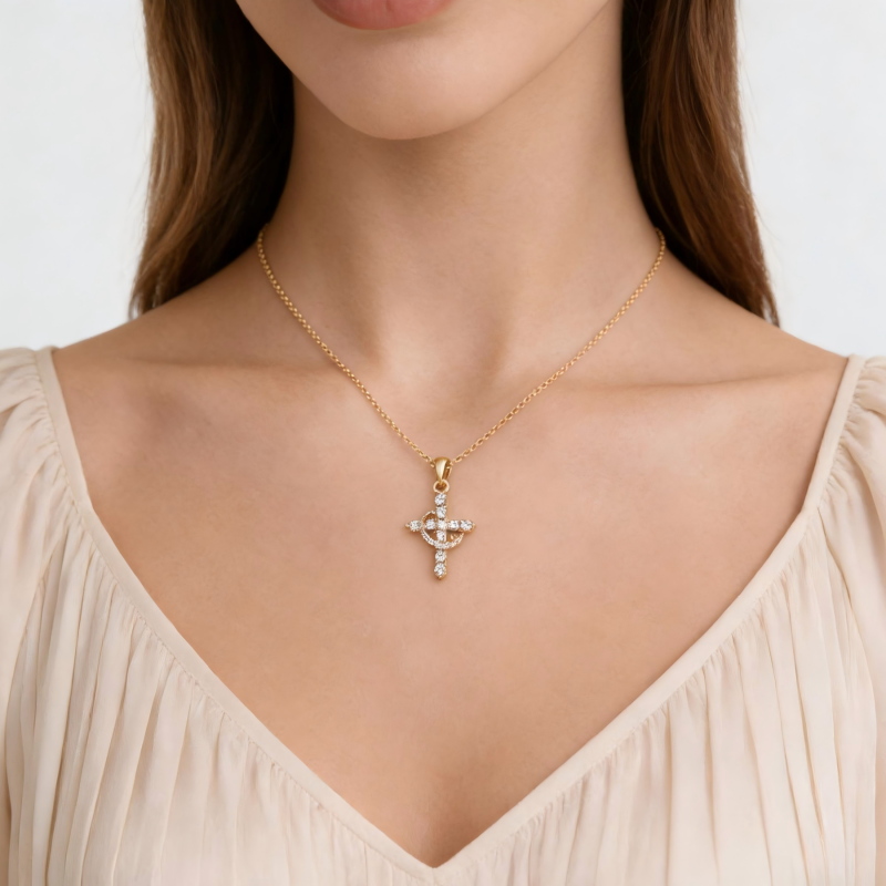 Collar de mujer con luna y cruz de moissanita en oro de 10 quilates-2