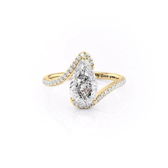 Anillo de plata de ley con moissanita chapada en oro amarillo y grabado personalizado