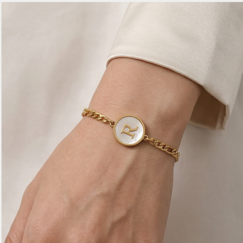 Pulsera con dije de ópalo y inicial personalizada en oro de 14 quilates para mujer.-2