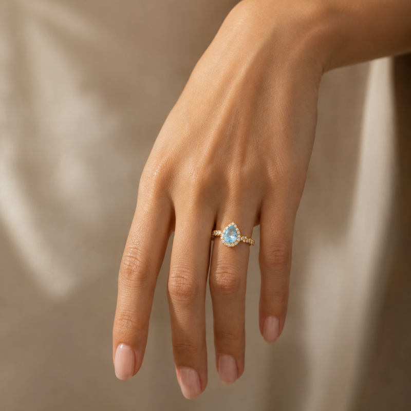Verlobungsring aus 10-karätigem Gold mit birnenförmigem Edelstein und gedrehtem Halo-3