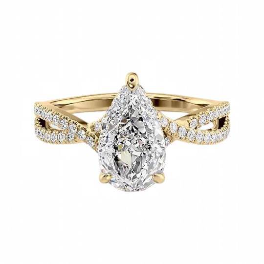 Verlobungsring aus Sterlingsilber mit gelbvergoldetem, birnenförmigem Moissanit und gedrehtem Ringband