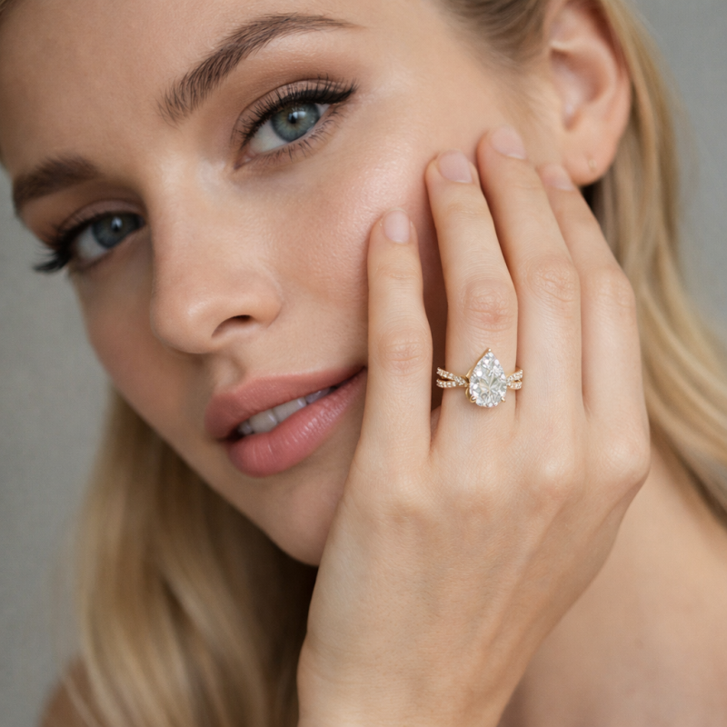 Anillo de compromiso asequible de oro de 10 quilates con moissanita talla pera de 1 a 6 quilates y piedra lateral.-2