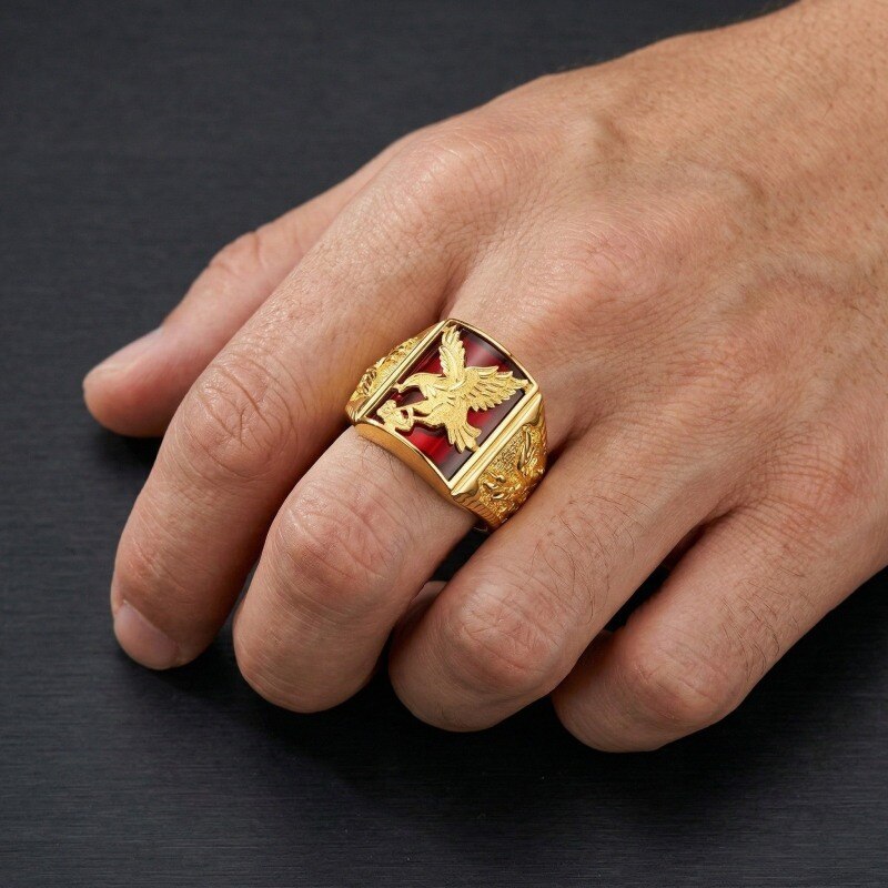 Anillo de sello para hombre en oro de 14 quilates con rubí talla princesa y diseño de águila y flecha-2