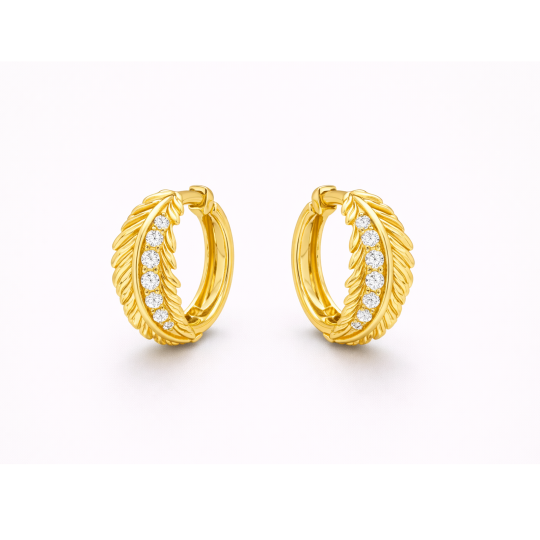 Aretes de aro de oro de 14 quilates con moissanita de corte redondo y diseño de pluma