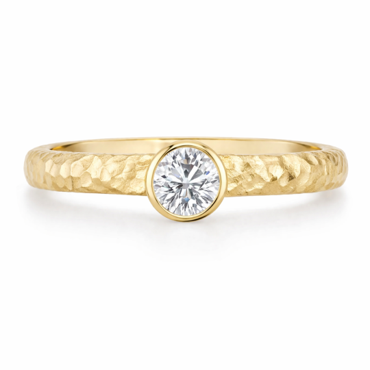 Bague de fiançailles en or 10K avec moissanite taillée ronde et marques irrégulières au marteau