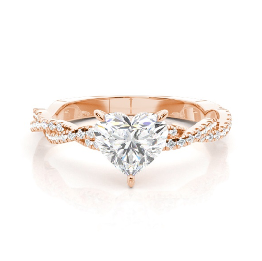 Verlobungsring aus 10-karätigem Roségold mit herzförmigem, im Labor gezüchtetem Diamanten und individuell gestalteten Seitensteinen