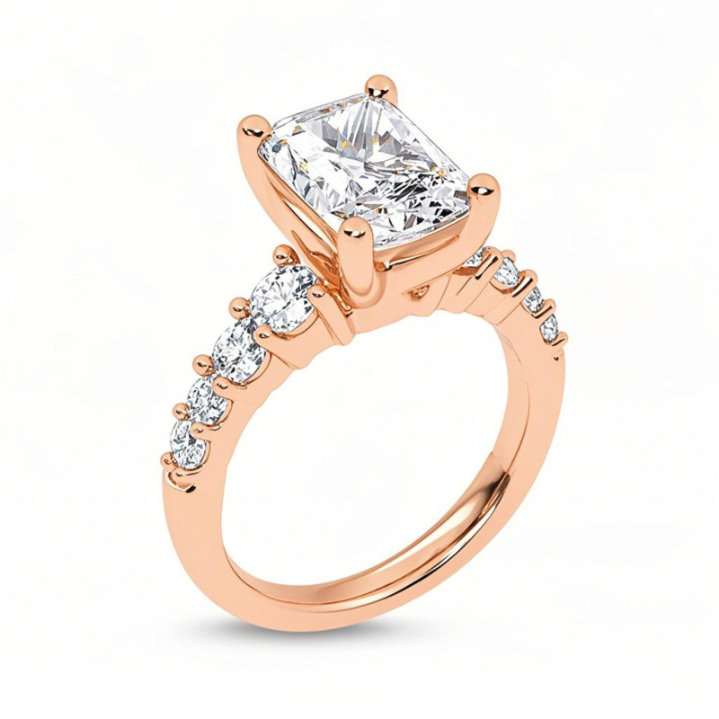 Bague de fiançailles personnalisée en or rose 10 carats avec diamant de laboratoire taille émeraude et pierres latérales.-12