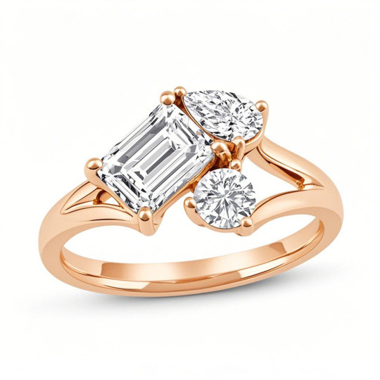 Bague de fiançailles trois pierres en or rose 10 carats, sertie de diamants de laboratoire taille émeraude, poire et ronde (de 1,5 à 9 carats au total).