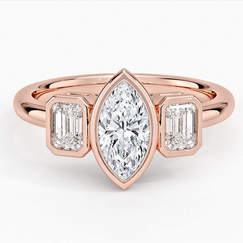 Maßgefertigter Dreistein-Verlobungsring aus 18-karätigem Roségold mit im Labor gezüchtetem Diamanten im Marquise-Schliff-1