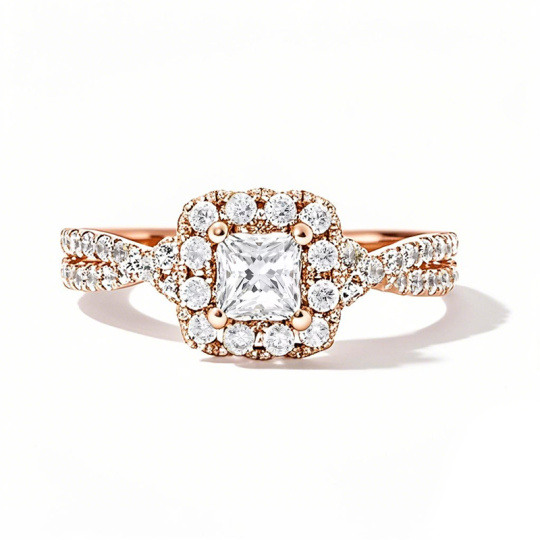 Anillo de compromiso personalizado de oro rosa de 10 quilates con diamantes de talla princesa, engastados en laboratorio, de 1 a 3,5 quilates en total, montura tipo cojín y aro trenzado.