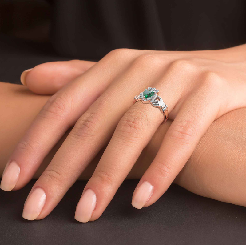 Anillo de aniversario personalizado de oro blanco de 14 quilates con gema creada en laboratorio de 1 a 5 quilates y diamante talla corazón de 0,25 quilates.-2