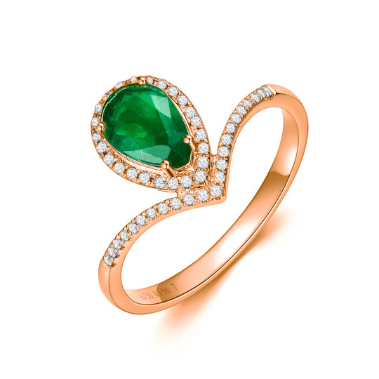 Anillo de compromiso con halo y banda de esmeralda cultivada en laboratorio con corte de pera y diseño de chevrón personalizado en oro rosa de 10 quilates.