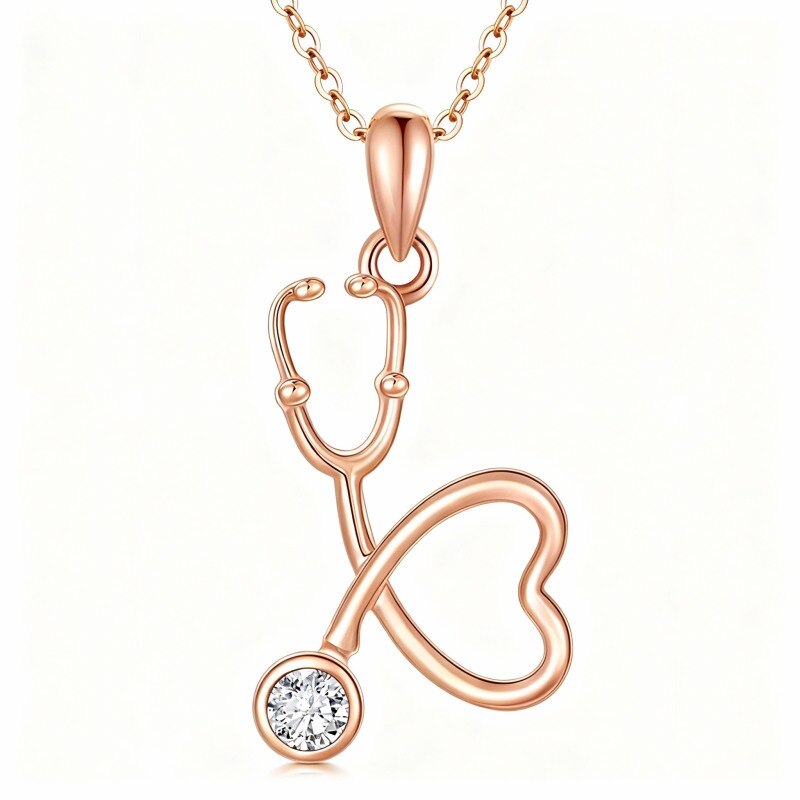 Collar con colgante de corazón y estetoscopio de circonita cúbica en oro rosa de 14 quilates-1