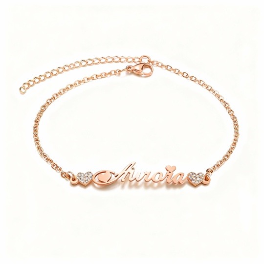 Pulsera clásica personalizada con dije de nombre en oro rosa de 10 quilates y circonitas cúbicas.