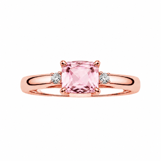 Anillo de compromiso de oro rosa de 10 quilates con morganita talla cojín y piedra lateral.