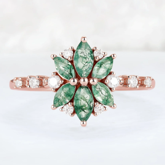 Anillo de ágata musgosa talla marquesa en oro rosa de 10 quilates