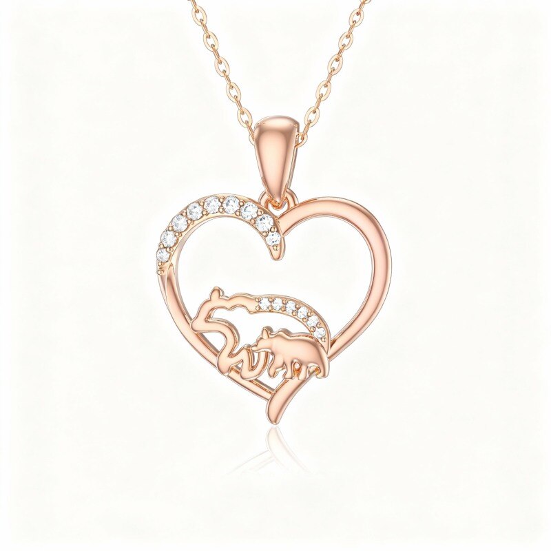 Collar con colgante de oso polar y corazón de moissanita en oro rosa de 10 quilates-1