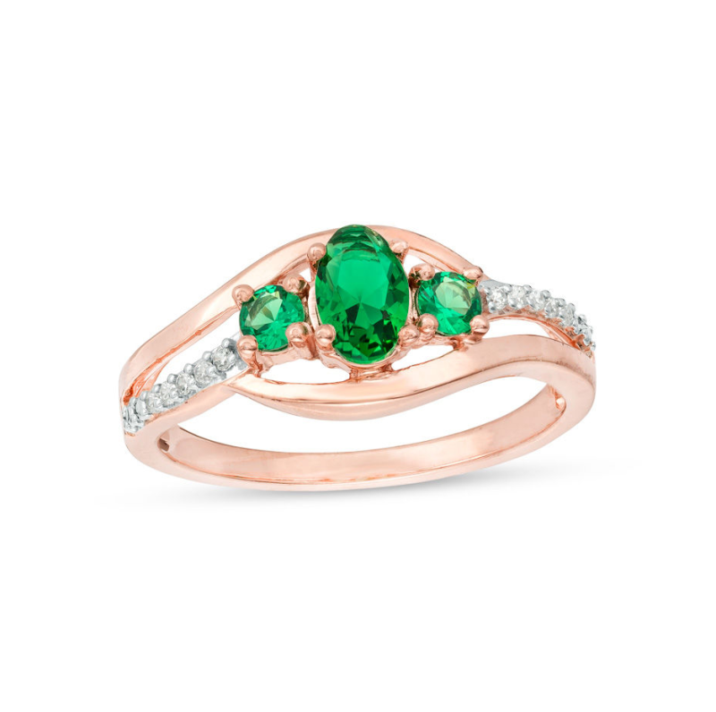 Anillo de compromiso de tres piedras con diseño abierto, en oro rosa de 10 quilates, con esmeralda creada en laboratorio de talla ovalada y diamantes naturales de 0,05 quilates en total.-1