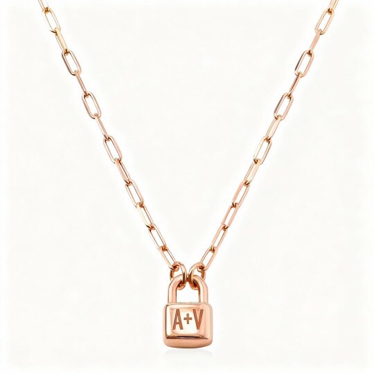 Collar con colgante de candado y letra inicial personalizada en oro rosa de 10 quilates