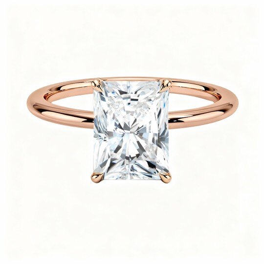 Anillo de compromiso cuadrado de moissanita de corte princesa en oro rosa de 10 quilates