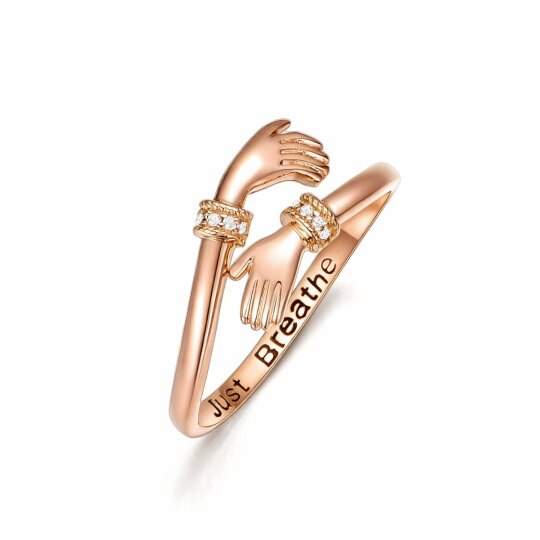 Anillo abierto de oro rosa de 10 quilates con circonita cúbica de talla redonda, grabado personalizado y diseño de abrazo.