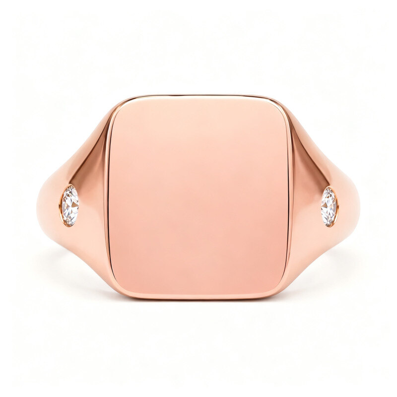 Bague chevalière pour homme en or rose 10 carats, sertie d'un diamant rond de laboratoire et gravée en profondeur avec un blason familial personnalisé.-1