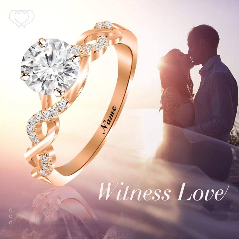 Bague de mariage classique personnalisée avec nom, en or rose 10 carats et moissanite ronde.-2