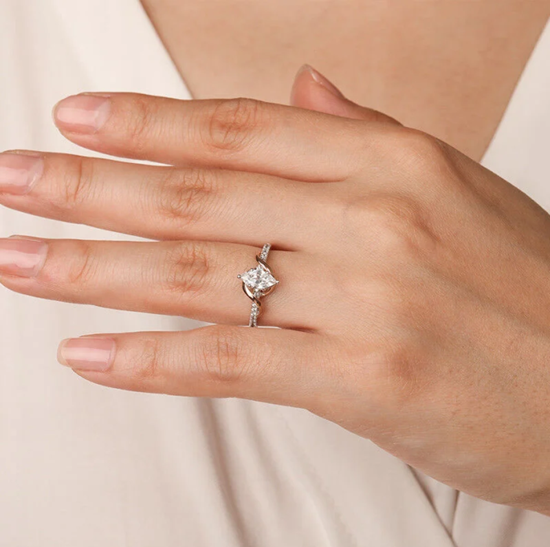 Anillo de compromiso de oro bicolor de 10 quilates con diamantes de talla marquesa, color D, claridad VVS-VS, certificado IGI 3EX.-3