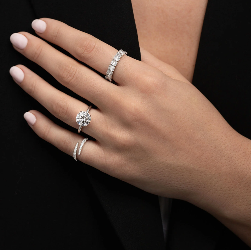 Anillo abierto personalizado para parejas en oro blanco de 18 quilates con diamante esmeralda creado en laboratorio de 0,2 quilates en total, talla D, pureza VVS1-VS1, color 3EX.-3