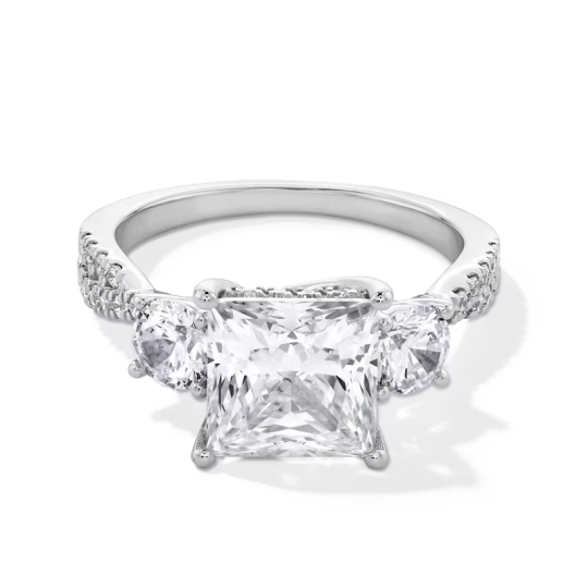 Verlobungsring aus 10-karätigem Weißgold mit drei Steinen und einem im Labor hergestellten Diamanten im Prinzessschliff (1,5 bis 4 Karat Gesamtgewicht), Reinheit D-VVS1, IGI-zertifiziert.