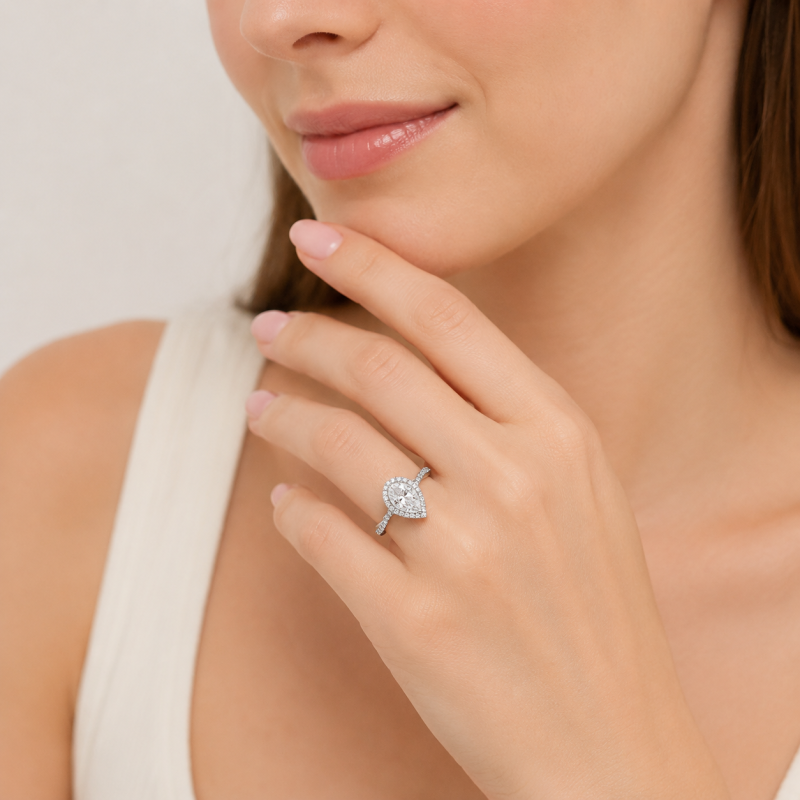 Anillo de compromiso de oro blanco de 10 quilates con moissanita talla pera de 1 quilate.-2