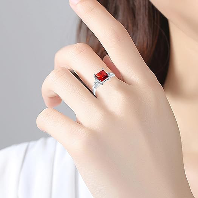 Bague de fiançailles en or blanc 14 carats avec pierre de naissance taille princesse (2 carats au total).-2