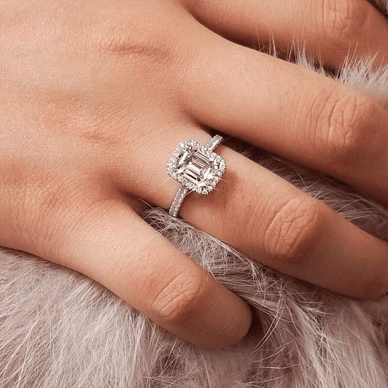 Anillo de compromiso de oro blanco de 14 quilates con moissanita talla esmeralda-2