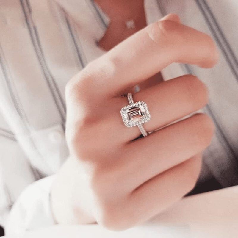 Anillo de compromiso de oro blanco de 14 quilates con moissanita talla esmeralda-3