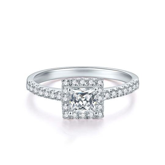 Anillo de compromiso con halo de moissanita talla princesa en oro blanco de 10 quilates