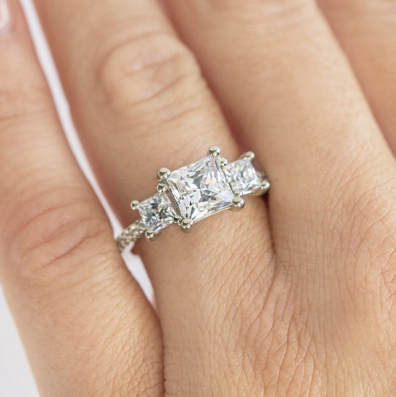 Bague de fiançailles trois pierres en or blanc 10 carats et moissanite de taille princesse-2