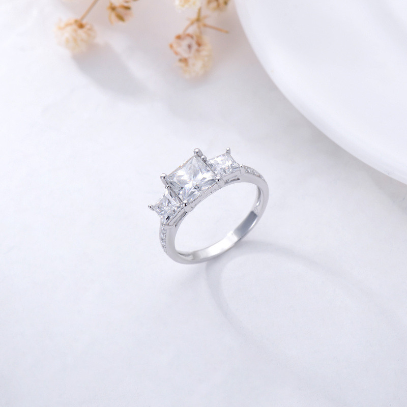 Bague de fiançailles trois pierres en or blanc 10 carats et moissanite de taille princesse-6
