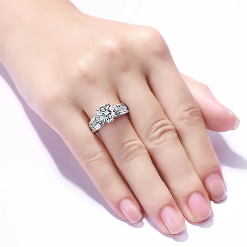 Anillo de compromiso de oro blanco de 14 quilates con moissanita de corte redondo-2