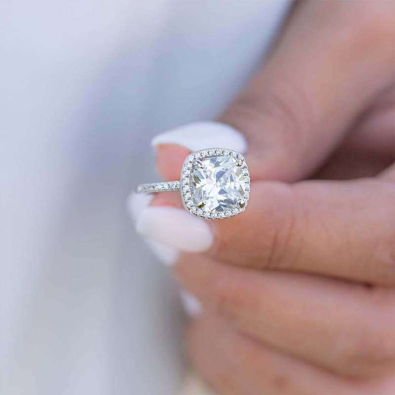 Anillo de compromiso de moissanita en forma circular de oro blanco de 14 quilates-5